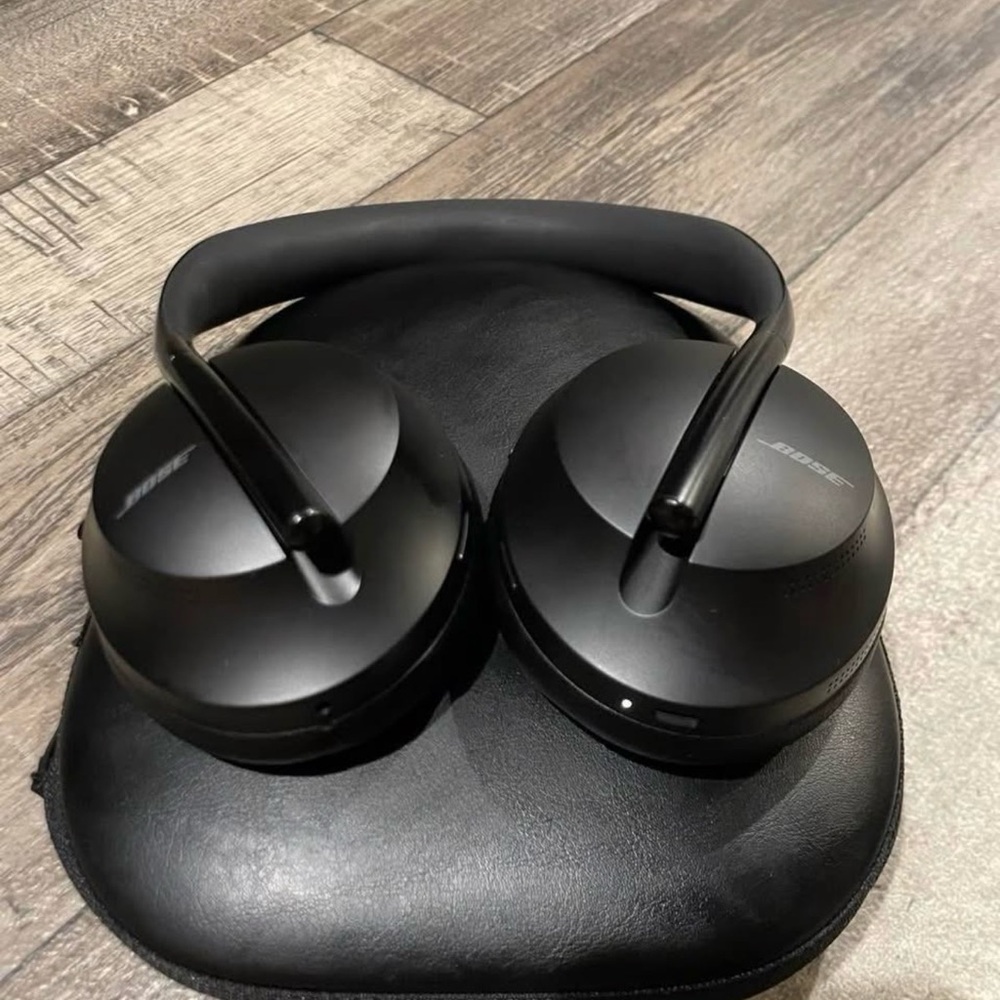 Bose 700 Black Over-Ear Headphones